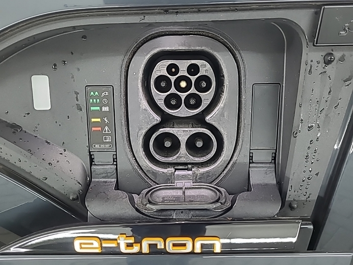 Foto 16 van Audi e-tron