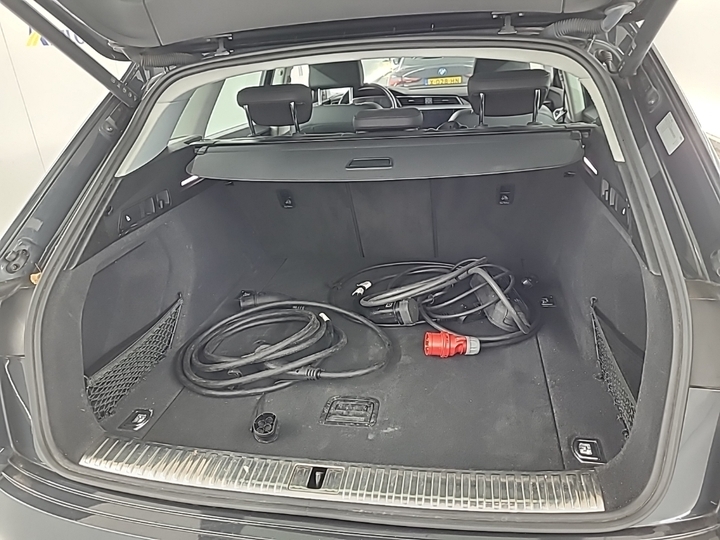 Photo 6 of Audi e-tron
