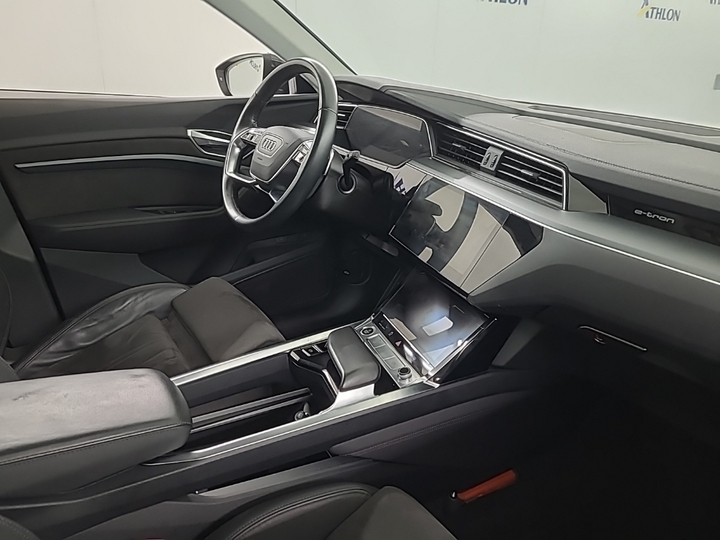 Photo 7 of Audi e-tron