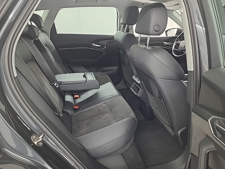 Photo 8 of Audi e-tron