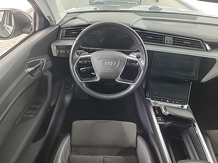 Photo 9 of Audi e-tron