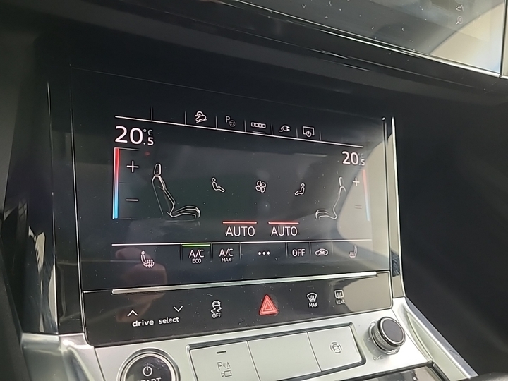 Photo 10 of Audi e-tron