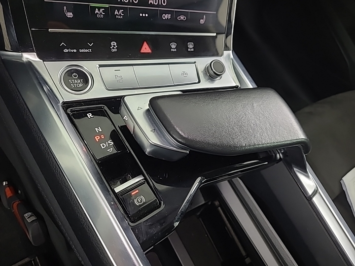 Photo 12 of Audi e-tron