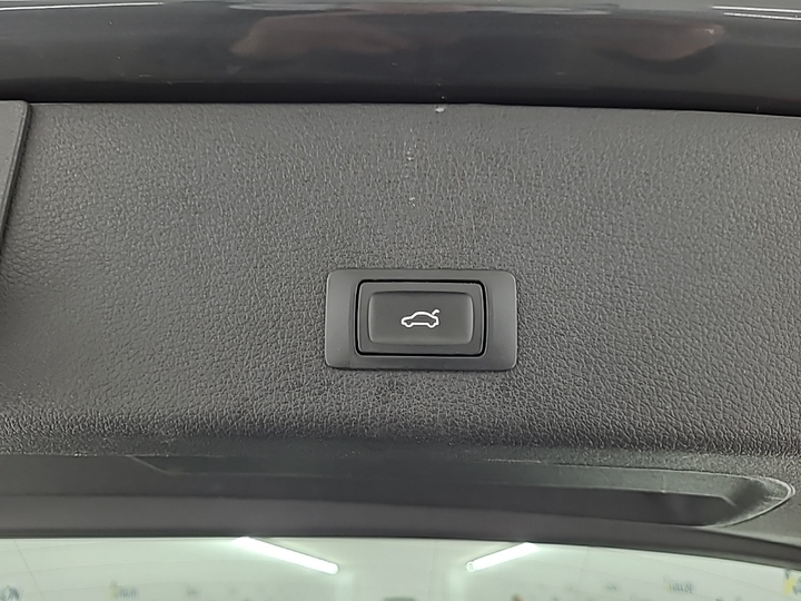 Photo 14 of Audi e-tron
