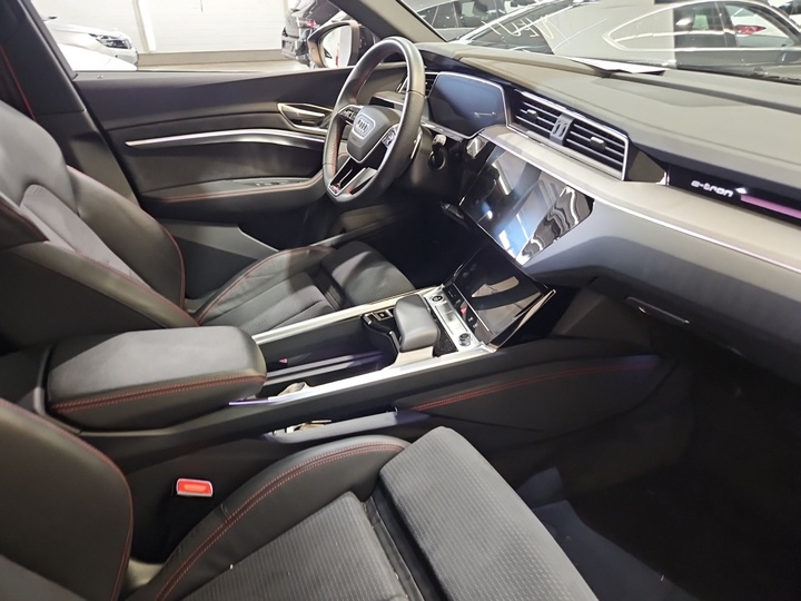 Foto 7 van Audi Q8