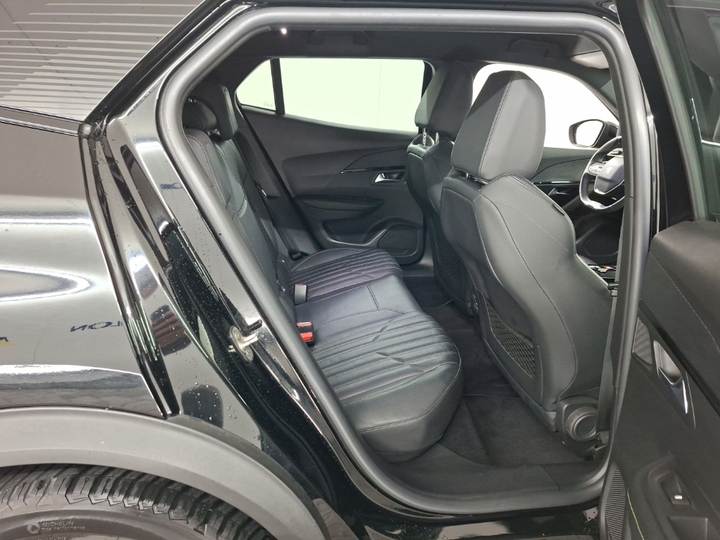 Foto 7 van Peugeot E-2008