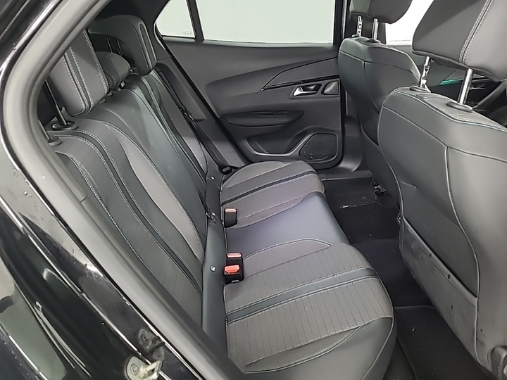 Photo 6 of Peugeot E-2008