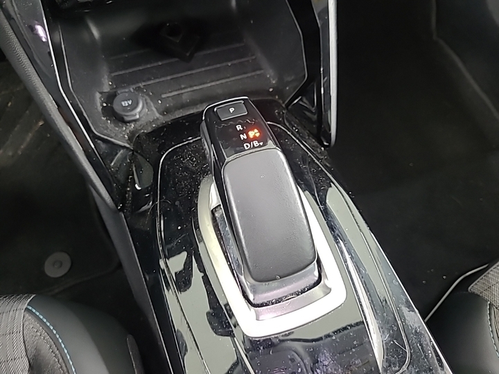 Photo 11 of Peugeot E-2008