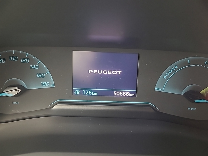 Foto 10 van Peugeot E-2008