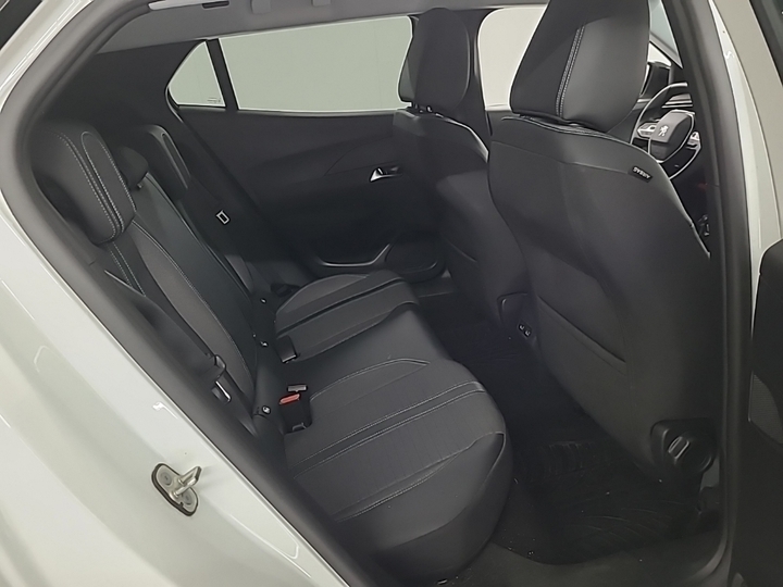 Foto 7 van Peugeot E-2008