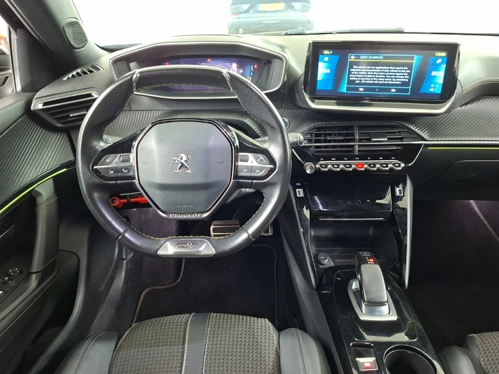 Foto 7 van Peugeot E-2008
