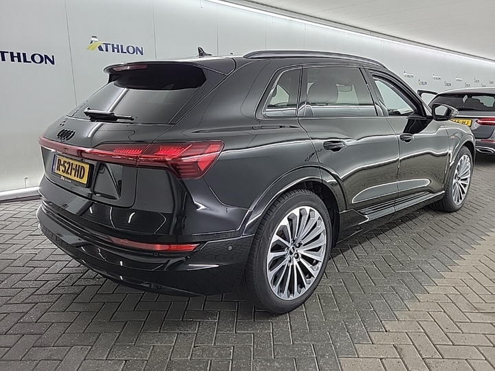 Photo 4 of Audi e-tron