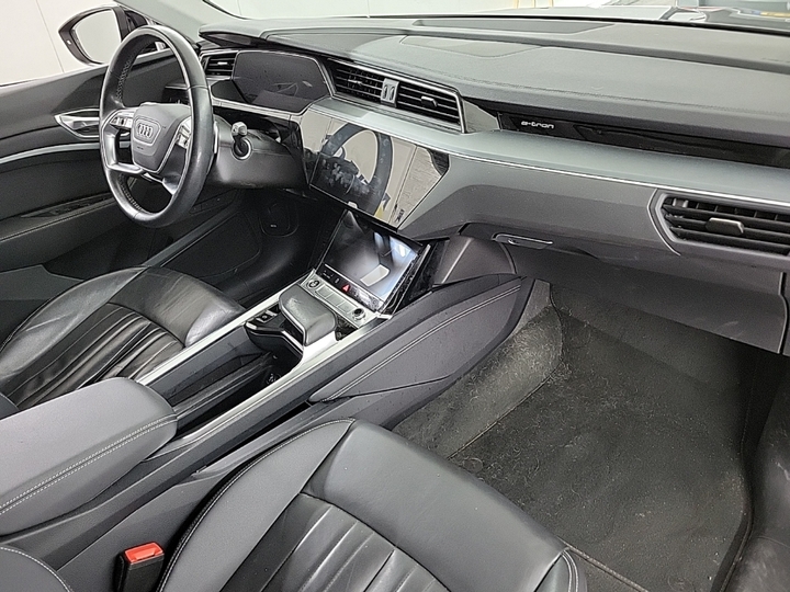 Photo 7 of Audi e-tron