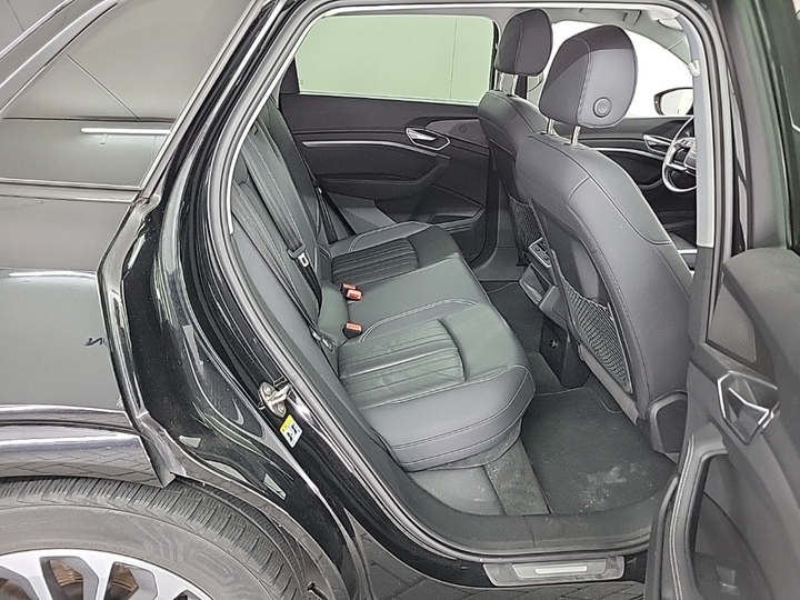Photo 8 of Audi e-tron