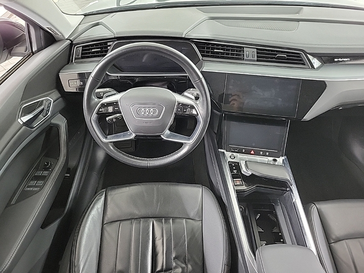 Photo 9 of Audi e-tron