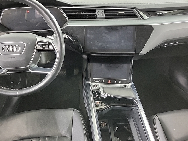Photo 11 of Audi e-tron