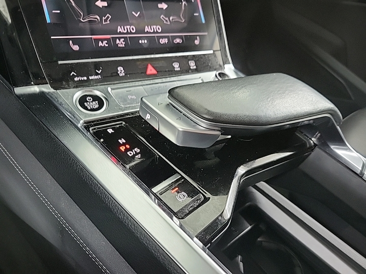 Photo 13 of Audi e-tron
