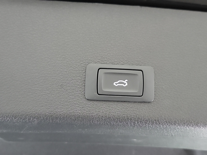 Photo 15 of Audi e-tron