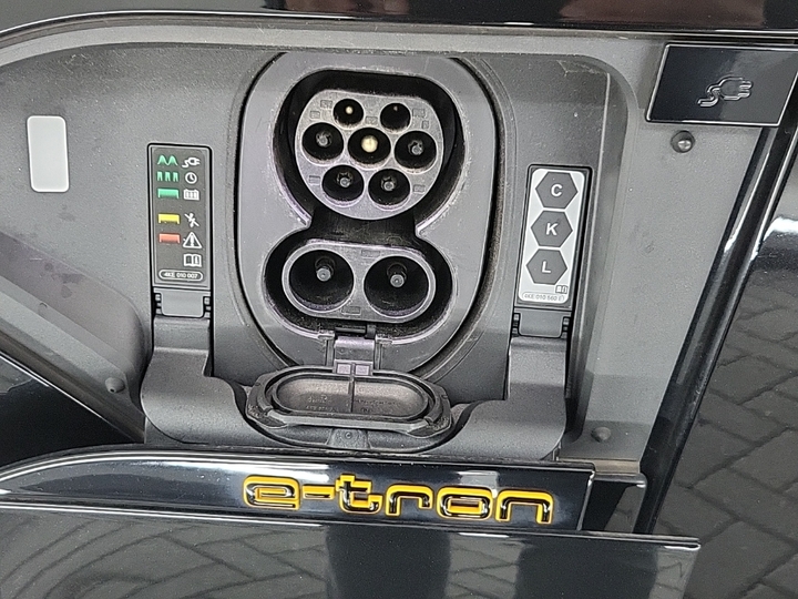 Photo 16 of Audi e-tron