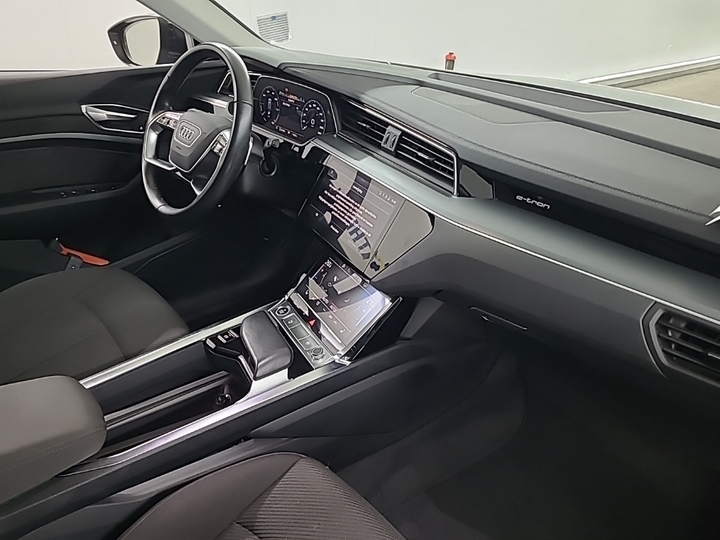 Photo 6 of Audi e-tron