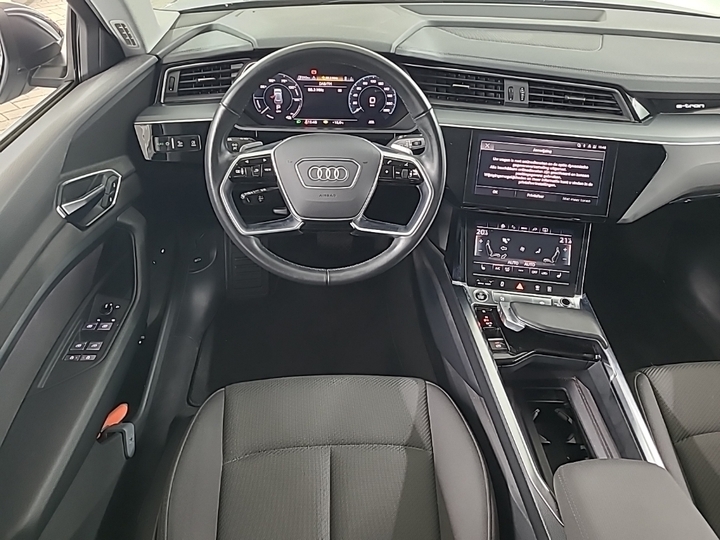Photo 8 of Audi e-tron