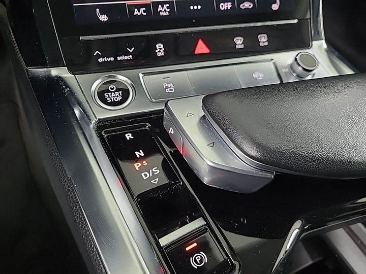Photo 12 of Audi e-tron