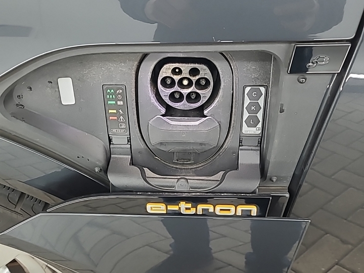 Photo 15 of Audi e-tron