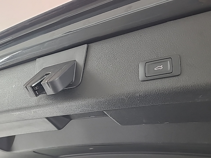 Photo 17 of Audi e-tron
