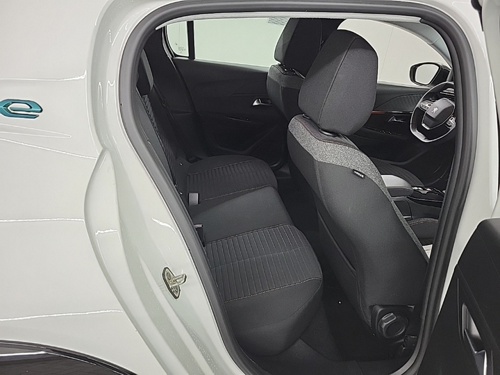 Photo 8 of Peugeot E-208