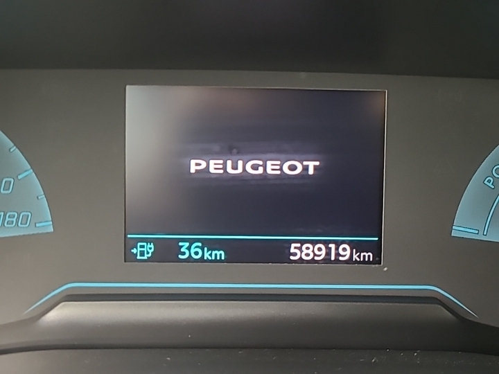 Foto 10 van Peugeot E-2008