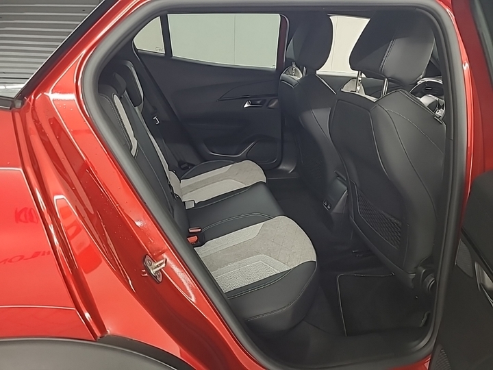 Photo 8 of Peugeot E-2008