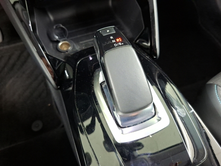 Photo 11 of Peugeot E-2008