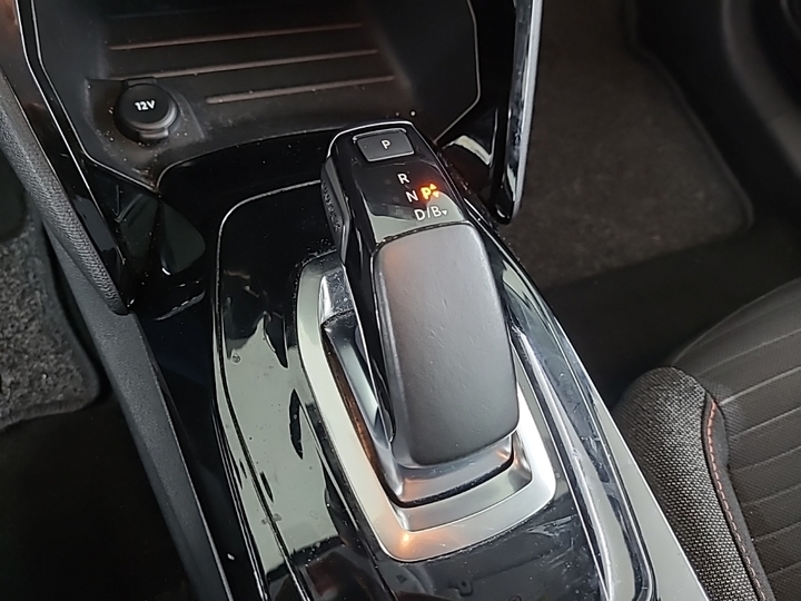 Photo 13 of Peugeot E-208